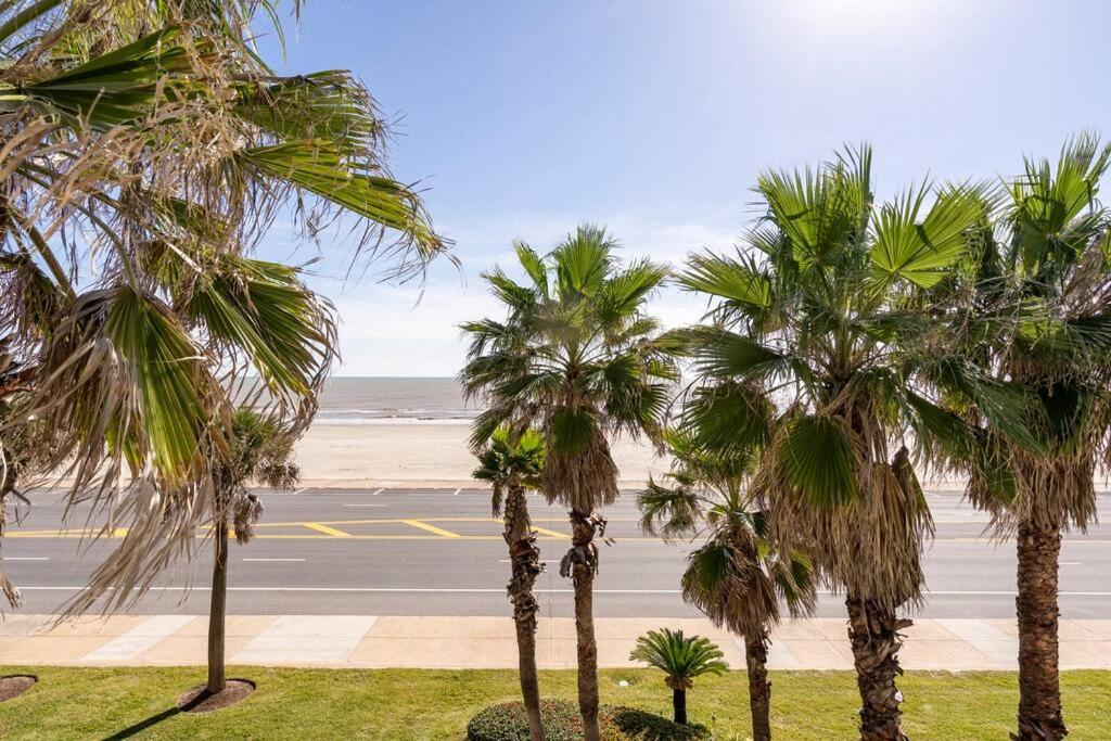 Appartement Oceanfront At The Dawns à Galveston Extérieur photo